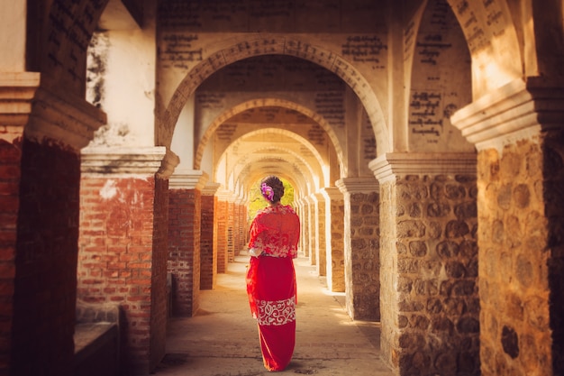 Señora de Myanmar de pie en el antiguo templo