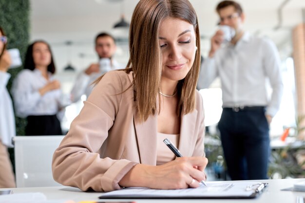 Señora de negocios agradable firmando contrato financiero, poner firma de escritura en papel corporativo legal llenar formulario de documento comprar préstamo de seguro, hacer acuerdo comercial, vista de cerca. concepto de negocio