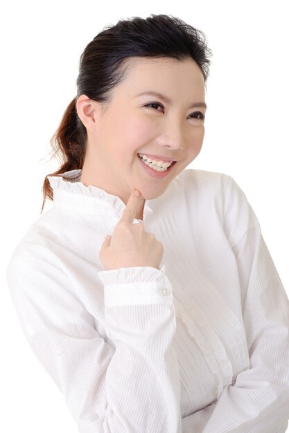 Señora de negocios alegre sonriendo, retrato de portarretrato en la pared blanca.