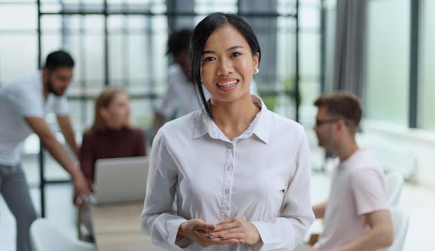 Señora de negocios asiática joven en camisa blanca