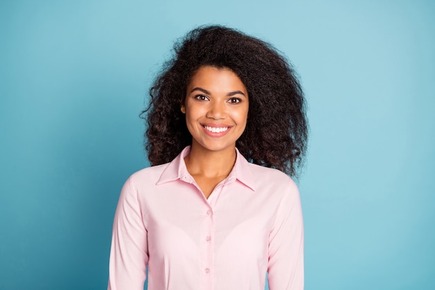 Señora de negocios bonita afroamericana mirando con sonrisa con dientes