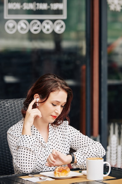 Señora de negocios elegante en el café