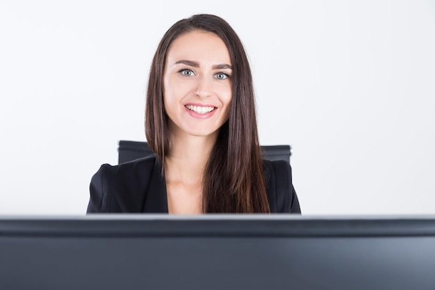 Señora de negocios positiva con cabello largo y oscuro