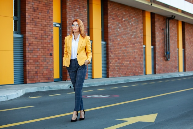 Señora de negocios rusa. Concepto de líder empresarial femenino