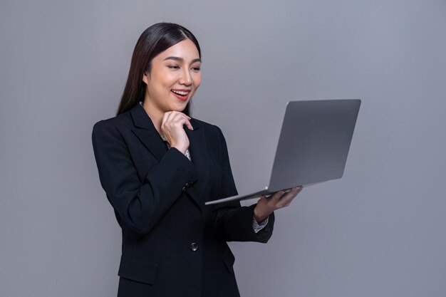 La señora de la oficina hace un gesto de mano para anuncios con una computadora portátil jubilosa