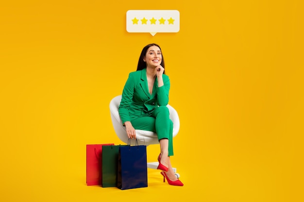 Señora posando con el icono de mensaje de tasa de estrellas sobre fondo amarillo