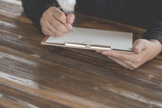 Señora que sostiene la pluma, es como un escritor de cartas. Idea creativa de trabajo