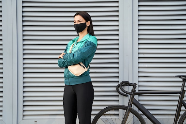 Señora en ropa deportiva sobre un fondo de pared gris