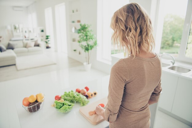 Señora rubia posando en la cocina