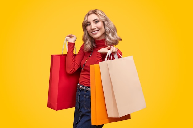 Señora sonriente con bolsas de compras