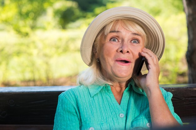 Señora sorprendida con un teléfono