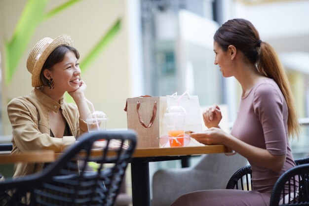 Señoras felices discutiendo ventas