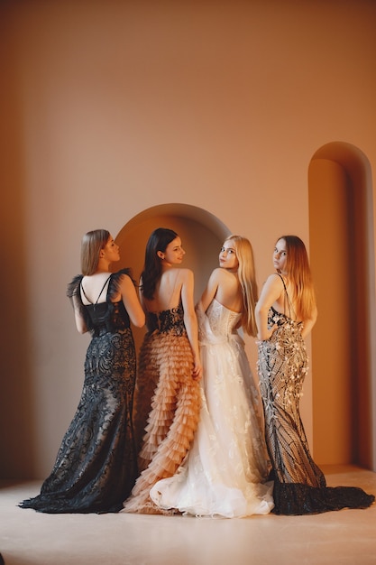 Señoras en traje de noche. Mujeres elegantes en vestido largo.