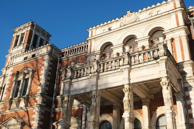 Señorío de Bykovo en la región de Moscú en un día soleado. Edificio antiguo clásico de ladrillo con estatuas