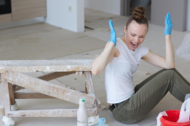 Foto señorita entre 30 y 40 años está renovando apartamento.