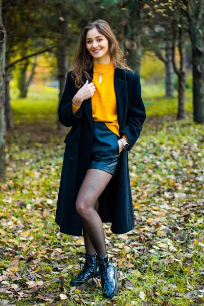 Señorita en el bosque vestida de amarillo y abrigo