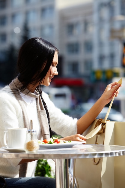 Foto la señorita de compra del cliente que presente