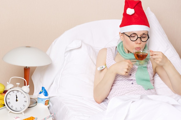 Señorita enferma en su cama durante la celebración del día de año nuevo