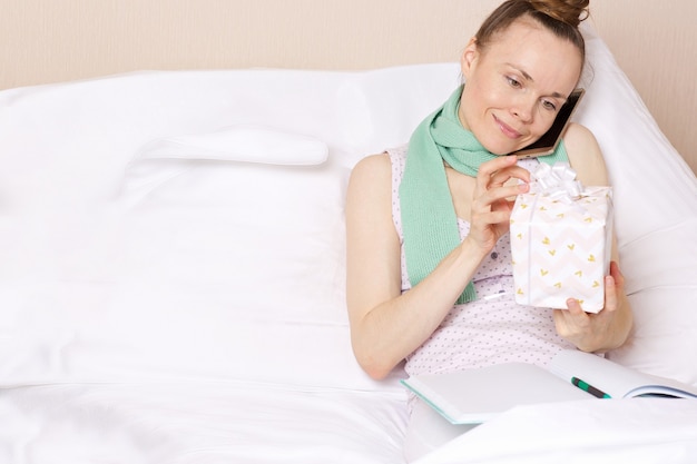 Señorita enferma en su cama durante la celebración del día de año nuevo