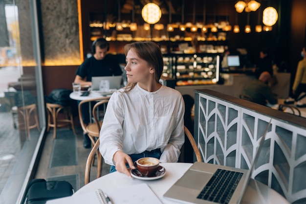 Señorita navegando por internet en el café