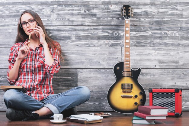 Señorita en el piso con guitarra