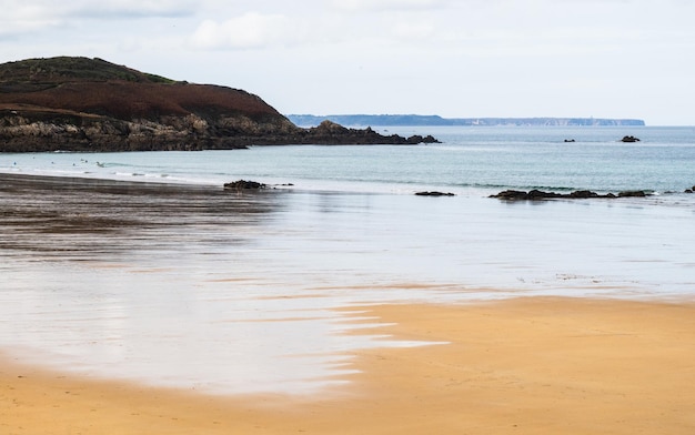 Sensación pastel de la costa y la playa de Erquy Bretaña Francia