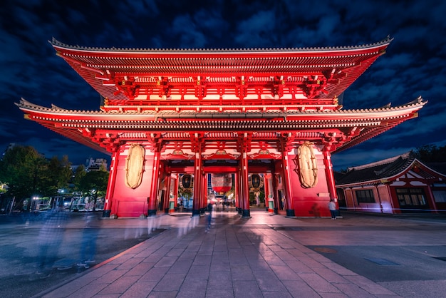 Sensoji es un antiguo templo budista en la noche en Asakusa, Tokio, Japón.