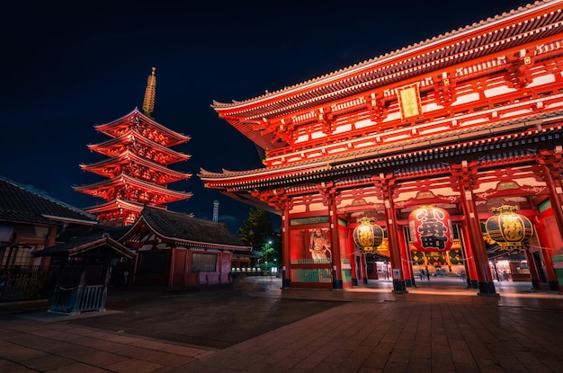 Sensoji ist ein alter buddhistischer Tempel in der Nacht in Asakusa, Tokio, Japan.