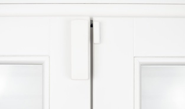 Sensor de alarma inalámbrico para ventanas y puertas en faja de madera blanca