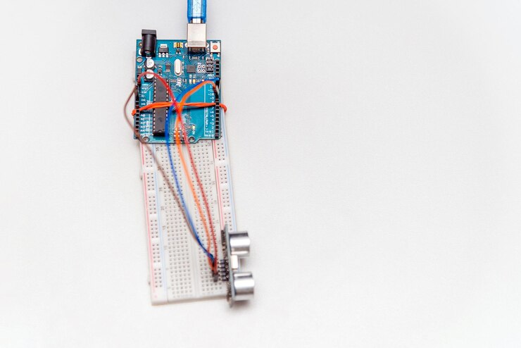 Foto sensor de distancia ultrasónico arduino nano placa ultrasónicaproyectos stem y mini proyectos de ingenieríacomponentes de construcción colocados planos en el espacio de copia blanca