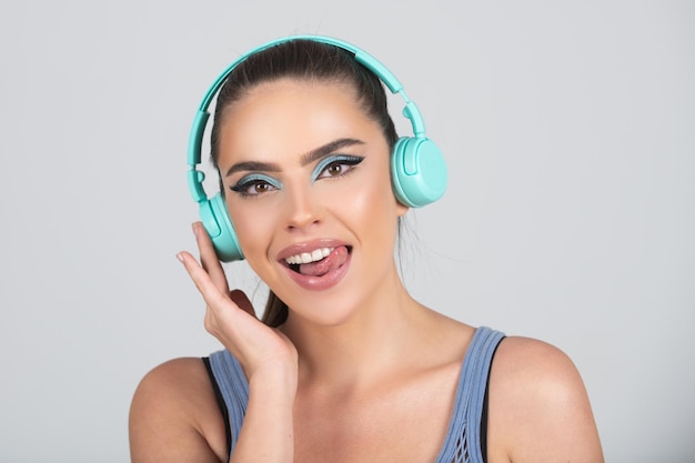 Sensual joven escuchando música con auriculares