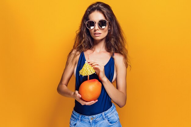 Sensual mujer con fruta jugosa