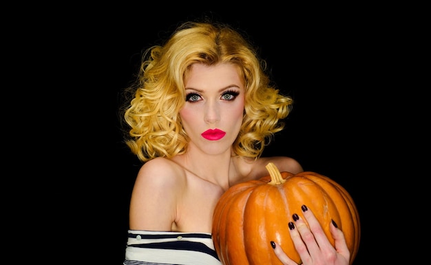 Foto sensual mujer de halloween con jackolantern truco o trato fiesta de halloween chica sexy en bruja