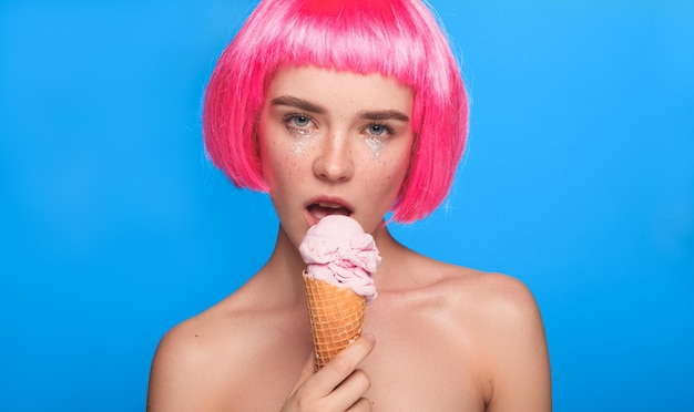 Sensual mujer joven comiendo helado