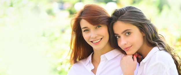 Sensual mujer primavera retrato al aire libre banner mujeres belleza femenina personas amistad concepto sonriendo y