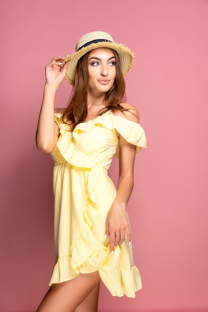Sensual mujer vestida de amarillo