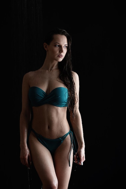 Sensual mulher molhada em conjunto de biquíni azul