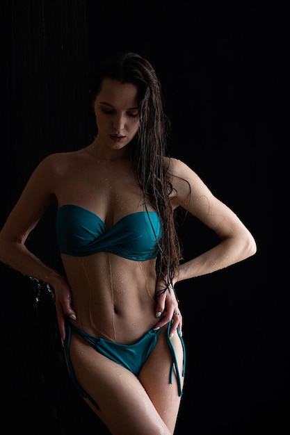 Sensual mulher molhada em conjunto de biquíni azul