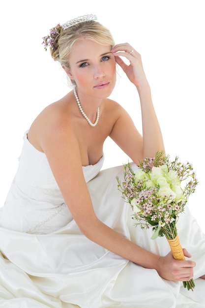 Sensual noiva segurando buquê de rosas sobre fundo branco