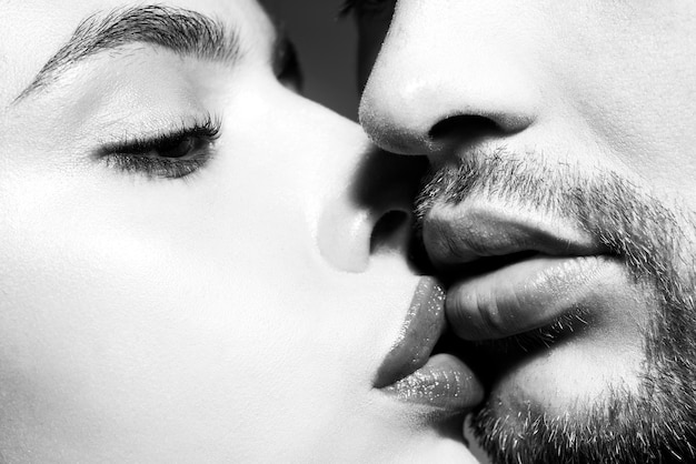 Sensual pareja apasionada besando los labios primer plano de un beso de bocas de pareja