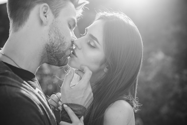 Sensual pareja besándose beso labios besos amantes