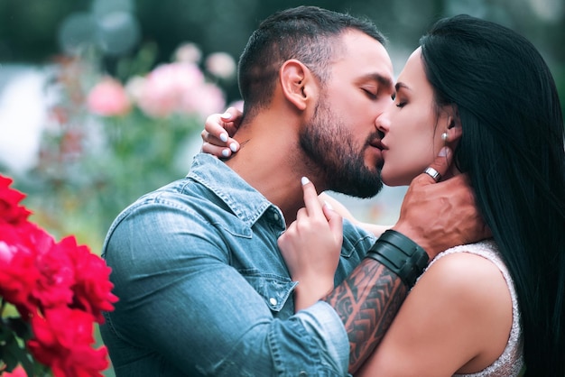 Sensual pareja besándose pareja en fecha disfruta en sus momentos encantadores concepto de día de san valentín valentin