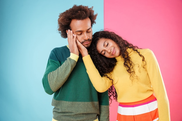 Foto sensual pareja joven afroamericana cansado de pie con los ojos cerrados