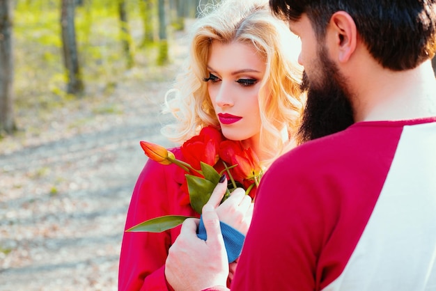 Sensual retrato al aire libre de una joven pareja atractiva de moda elegante enamorada Pareja romántica que data de B