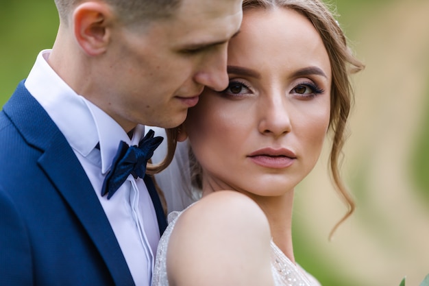 Sensual retrato de um jovem casal. foto do casamento ao ar livre