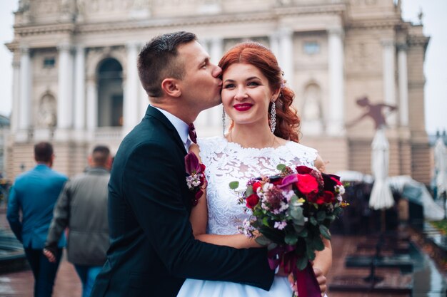 Sensual retrato de joven pareja. Fotografía de bodas al aire libre