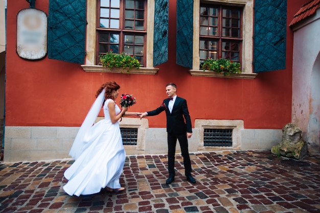 Sensual retrato de joven pareja. Fotografía de bodas al aire libre