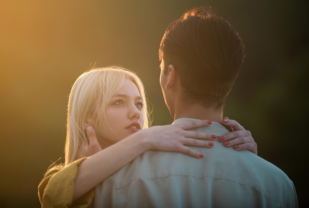 Sensual retrato de pareja joven enamorada Pareja amantes abrazándose y besándose al atardecer Pareja amorosa abrazándose y besándose