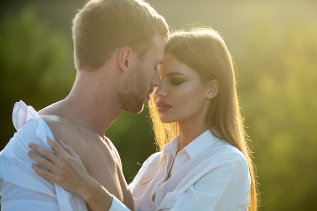 Sensual retrato de pareja joven enamorada pareja amorosa abrazándose y besándose