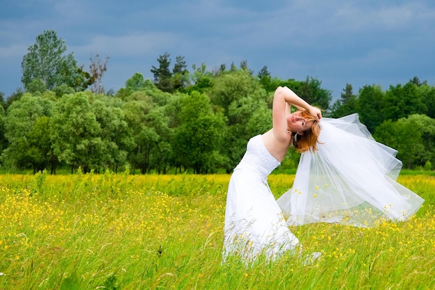 Sensual retrato de una pareja joven Foto de boda al aire libre